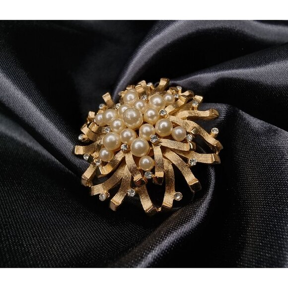 Vintage 1960s Trifari Gold-Tone Brooch W/ Faux Pearls & Rhinestones Brooch - Picture 2 of 5